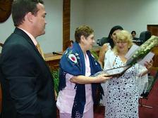 La Dra Gilda Bermúdez entrega a Gloria León, viuda del Dr. JD. Carrizo, distinciones de la SOCECS. Le acompaña el rector Dr. Frank Quintana