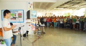 Estudiantes, profesores y trabajadores de la universidad de Ciencias Médicas de Villa Clara homenajeron a Hugo Chávez. (Fotos: Carolina Vilches Monzón)