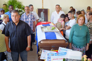 Centenares de trabajadores de la salud, pacientes y el pueblo santaclareño, dieron el último adiós al Dr. Eric Omar Pérez de Alejo Quesada, de 41 años, fallecido  a causa del terremoto ocurrido en Ecuador.
