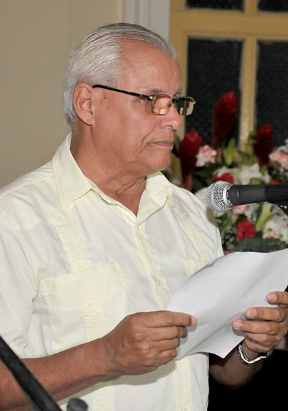 El doctor Andrés Olivera Ranero, a nombre de los homenajeados, reconoció la distinción. (Foto: Ramón Barreras Valdés)