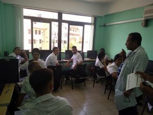Estudiantes de 1er año de la carrera de medicina en la Facultad Manuel Fajardo