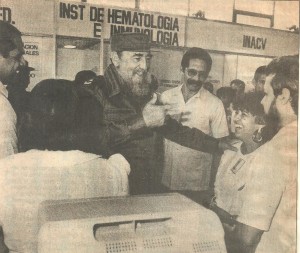 Fidel en Salud Para Todos, junto al stand del IHI