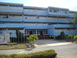 Vista frontal de la Universidad de Ciencias Médicas de Las Tunas